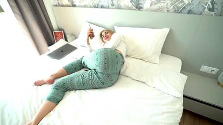 Губастая малышка с большой задницей выбрала реальный хуй вместо того чтобы дрочить