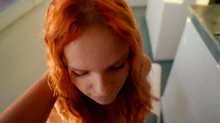 Большим хуем чпокнул рыжую сестренку в рот, а затем оттрахал ее киску