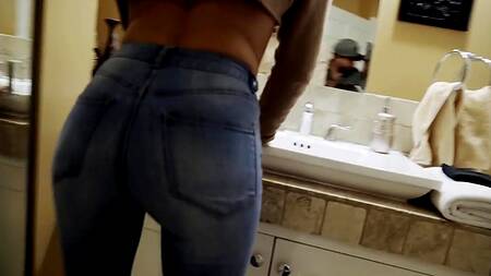 Худенькую цыпочку нагнули раком у зеркала и дико долбят в пизду большим хуем