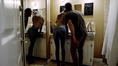 Худенькую цыпочку нагнули раком у зеркала и дико долбят в пизду большим хуем