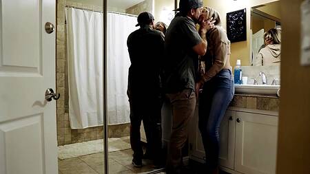 Худенькую цыпочку нагнули раком у зеркала и дико долбят в пизду большим хуем