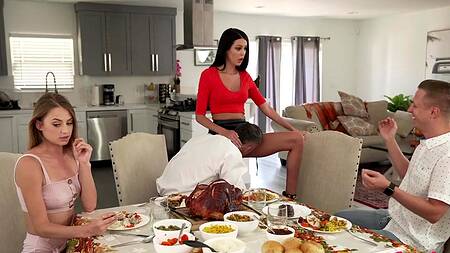 Похотливые жены хотят большой хуй на десерт и устраивают свингер оргию