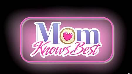 Строгая милфа с большими сиськами заставляет милашку ассистентку лизать ее пизду