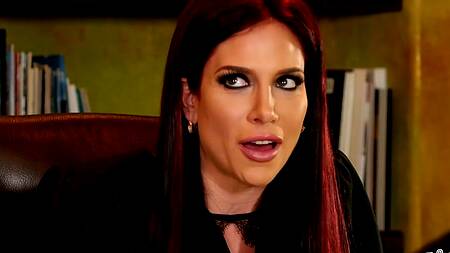 Строгая милфа с большими сиськами заставляет милашку ассистентку лизать ее пизду