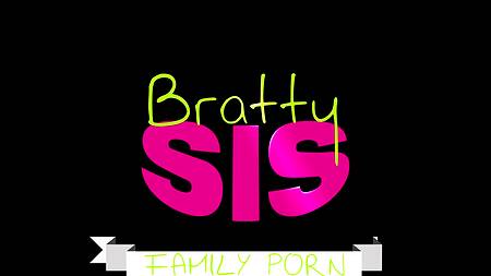 Огромный хуй братика горячит бритую киску худенькой сестры жаждущей секса