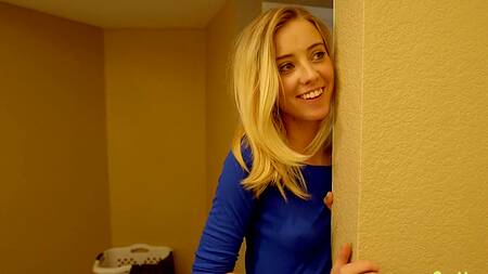 Огромный хуй братика горячит бритую киску худенькой сестры жаждущей секса