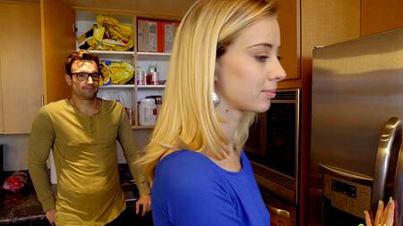 Огромный хуй братика горячит бритую киску худенькой сестры жаждущей секса