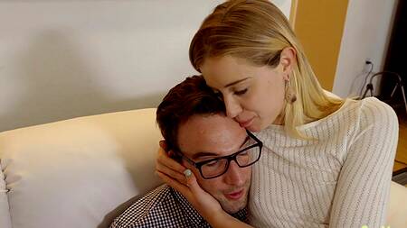 Огромный хуй братика горячит бритую киску худенькой сестры жаждущей секса