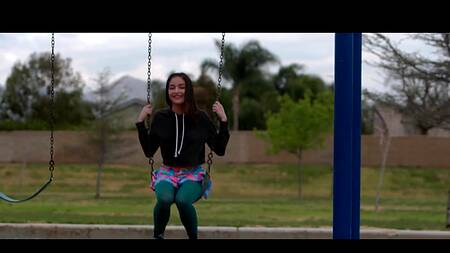 Миниатюрная красотка сменила игрушки на большой член и очень жесткий секс в ее тугую киску