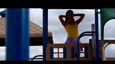 Миниатюрная красотка сменила игрушки на большой член и очень жесткий секс в ее тугую киску