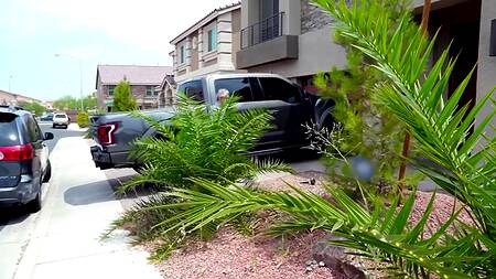 Расслабленная мамка с большими буферами приятно долбится в жопу с молодым хипстером