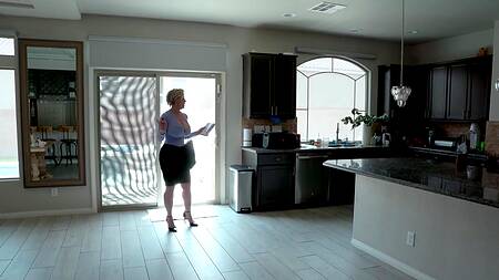 Расслабленная мамка с большими буферами приятно долбится в жопу с молодым хипстером