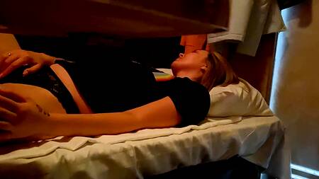 Большая и сочная задница попутчицы стала повод изменить невесте в поезде