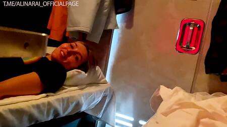 Большая и сочная задница попутчицы стала повод изменить невесте в поезде