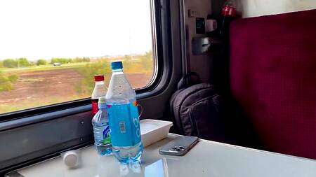 Большая и сочная задница попутчицы стала повод изменить невесте в поезде