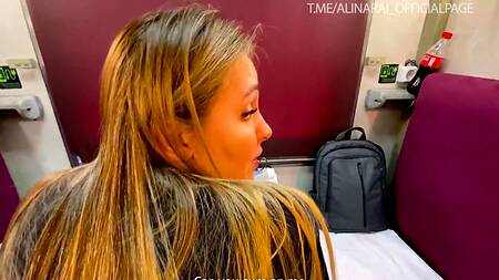 Большая и сочная задница попутчицы стала повод изменить невесте в поезде