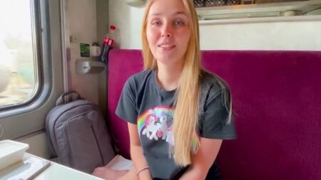 Большая и сочная задница попутчицы стала повод изменить невесте в поезде