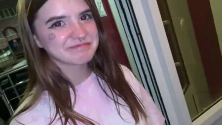 Пикапер нагнул раком в подъезде едва знакомую девушку после отсоса на балконе