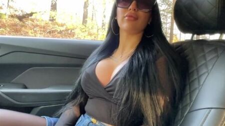 Дорогая шлюшка с большими силиконовыми сиськами сделала глубокий минет в машине