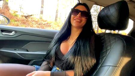 Дорогая шлюшка с большими силиконовыми сиськами сделала глубокий минет в машине