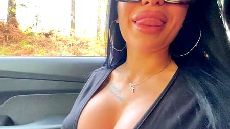 Дорогая шлюшка с большими силиконовыми сиськами сделала глубокий минет в машине