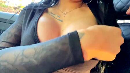 Дорогая шлюшка с большими силиконовыми сиськами сделала глубокий минет в машине