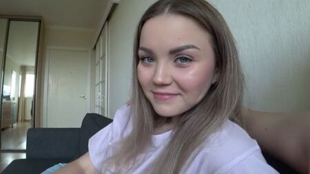 Крошка с безумной любовью к большим хуям готова анально поебаться раком