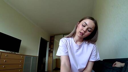 Крошка с безумной любовью к большим хуям готова анально поебаться раком