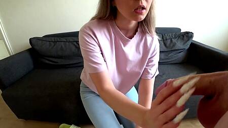 Крошка с безумной любовью к большим хуям готова анально поебаться раком