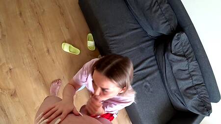 Крошка с безумной любовью к большим хуям готова анально поебаться раком