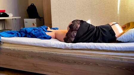 Сынок помогает мамке отомстить отцу, поглубже засаживая хуй ей в киске