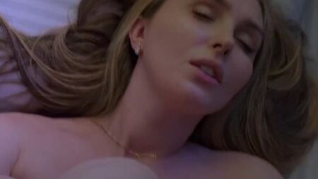 Сынок помогает мамке отомстить отцу, поглубже засаживая хуй ей в киске