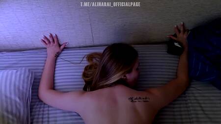 Сынок помогает мамке отомстить отцу, поглубже засаживая хуй ей в киске