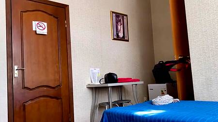 Сынок помогает мамке отомстить отцу, поглубже засаживая хуй ей в киске