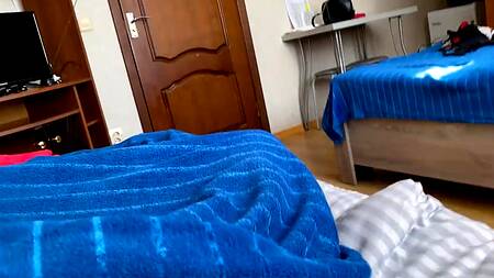 Сынок помогает мамке отомстить отцу, поглубже засаживая хуй ей в киске