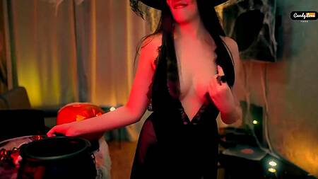 Ведьма с классными сиськами оседлала жилистый хуй вместо метлы на Хэллоуин