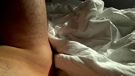 Соблазнил грудастую сестру потрахаться своим большим утренним стояком