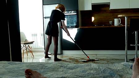 Сексуальная горничная выбрала большой хуй клиента вместо швабры