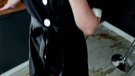 Сексуальная горничная выбрала большой хуй клиента вместо швабры