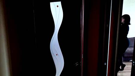 Развратная мамка берет в рот, но взамен сынок ей лижет киску в позе раком