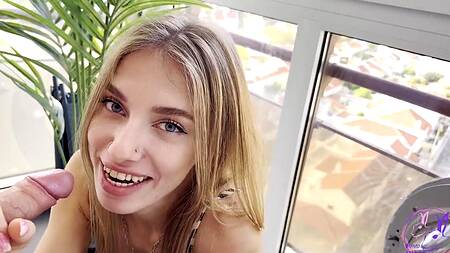 Мачеха застряла в машинке, а сынок ей сразу засадил в бритую пилотку