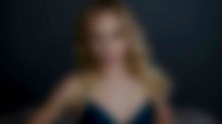 Спящей блондинке раздрочили киску и она согласна хорошенько поебаться раком