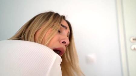 Миленькая попутчица дает свои трусики в залог, а затем на полную ебется в киску