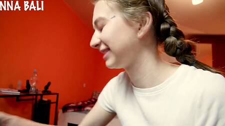 Развратная студентка берет в рот хуй в знак благодарности за помощь с математикой