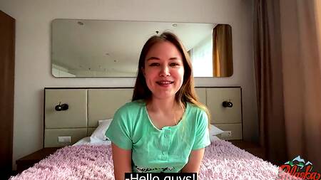 Миниатюрная красотка демонстрирует искусство отсоса на большом хую бойфренда