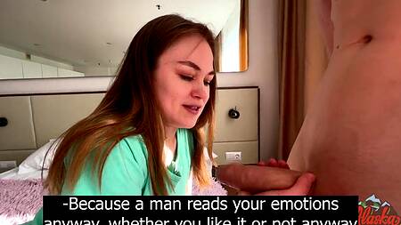 Миниатюрная красотка демонстрирует искусство отсоса на большом хую бойфренда