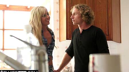 Мужики сменили покер на шанс выебать толпой в две дырки сексапильную блондинку