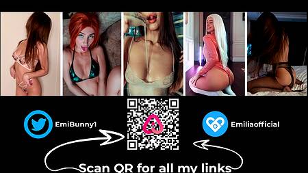 Выебанная в киску шлюшка в рваных колготках просит кончить на ножки