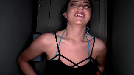 Брюнетка бьет рекорды по отсосам в глорихол, глотая каждый камшот в ее рабочий рот