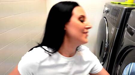 Сочная милфа зажала черный хер между своих больших сисек после слюнявого минета